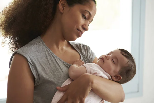 Madre abrazando hija — Foto de Stock