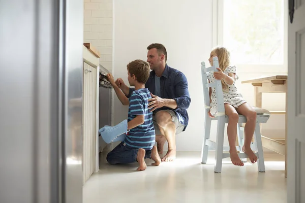 Padre e hijos Hornear en la cocina — Foto de Stock