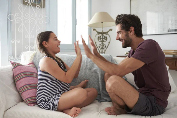 Padre e hija jugando juego —  Fotos de Stock