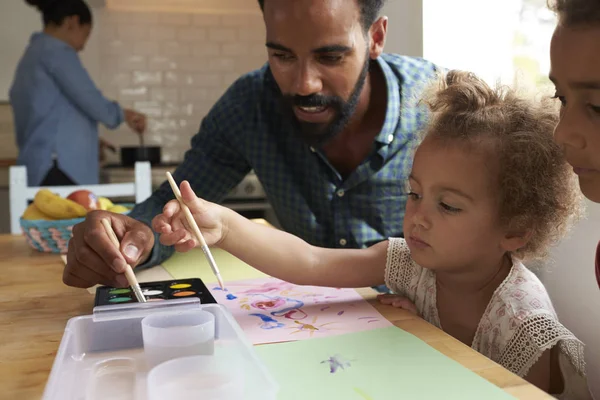 Kinder und Vater malen Bild — Stockfoto