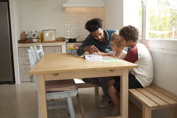 Niños y padre en la cocina — Foto de Stock