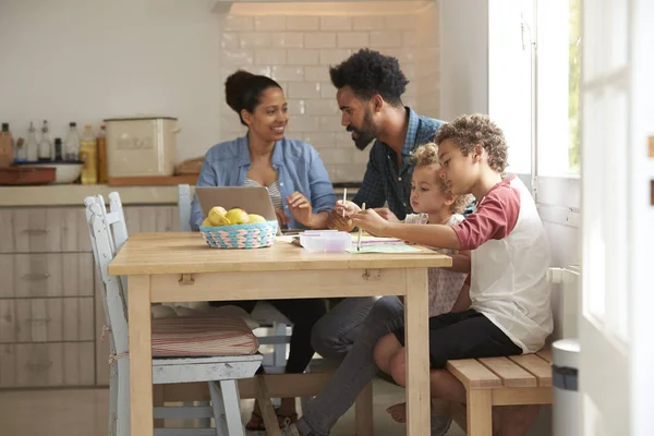 Niños pintan en la mesa de la cocina — Foto de Stock