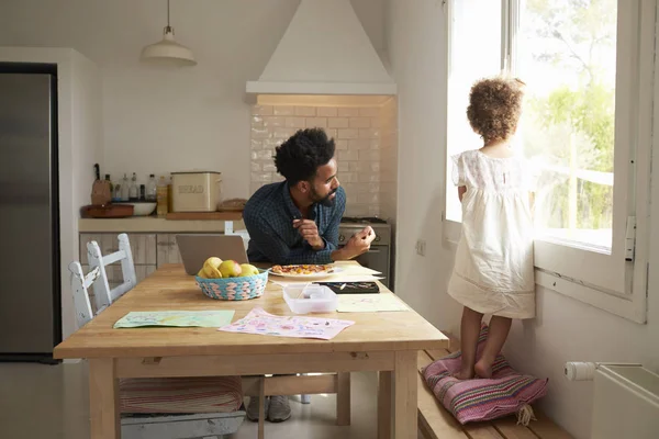 Ojciec i córka przy stole w kuchni — Zdjęcie stockowe