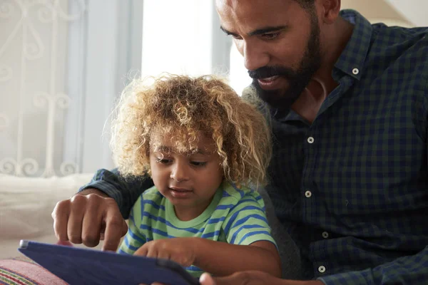 Vader en zoon zittend op de Bank — Stockfoto