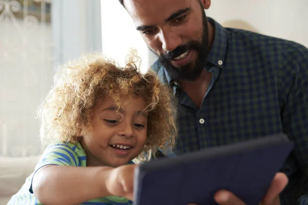 Padre e hijo usando tableta digital — Foto de Stock