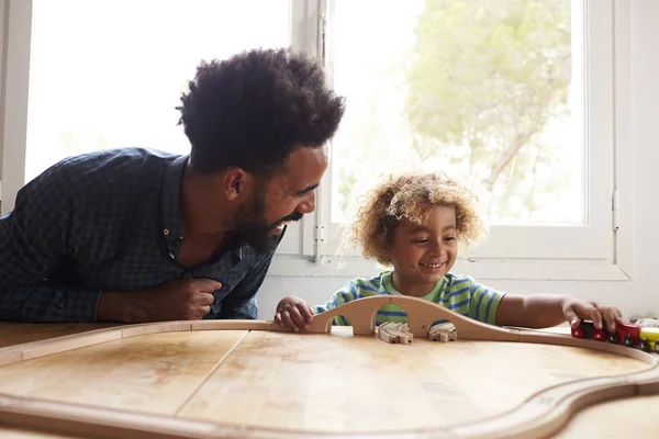 Pai e filho com trem de brinquedo — Fotografia de Stock