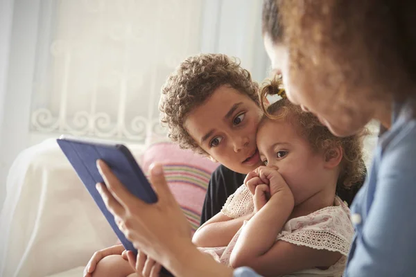 Madre e figli con tablet digitale — Foto Stock
