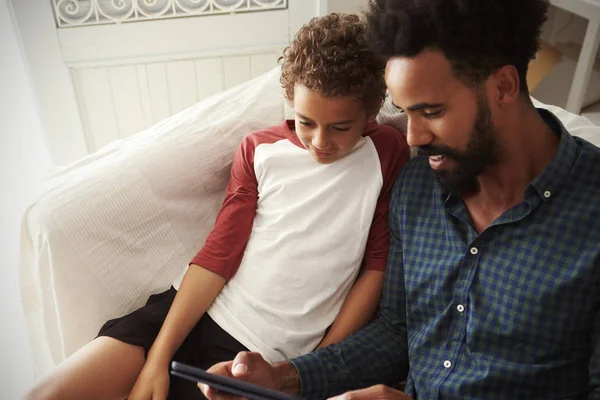 Sonriente padre e hijo usando tableta digital — Foto de Stock