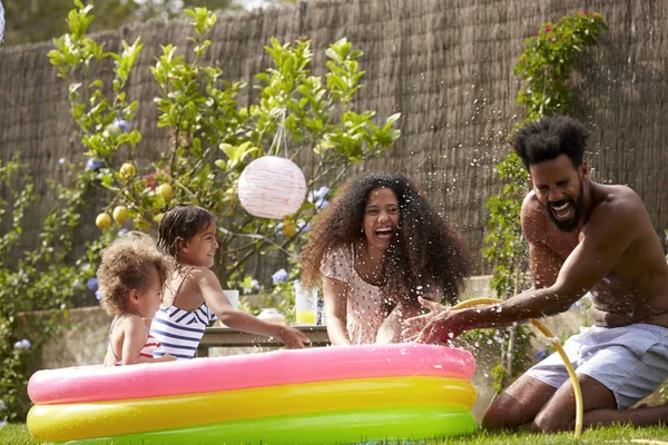 Familjen ha roligt i poolen — Stockfoto