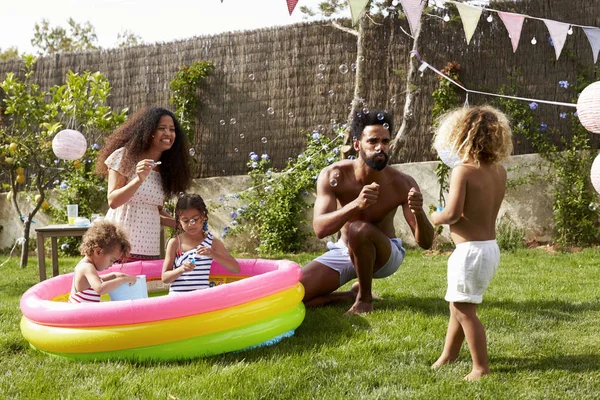 Οικογενειακή έχοντας διασκέδαση στην πισίνα κατά τη διάρκεια της ημέρας — Φωτογραφία Αρχείου