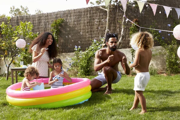 Att ha kul i poolen under dagtid — Stockfoto