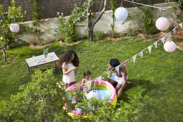 Familie im Garten Pool in der Nähe Picknicktisch — Stockfoto