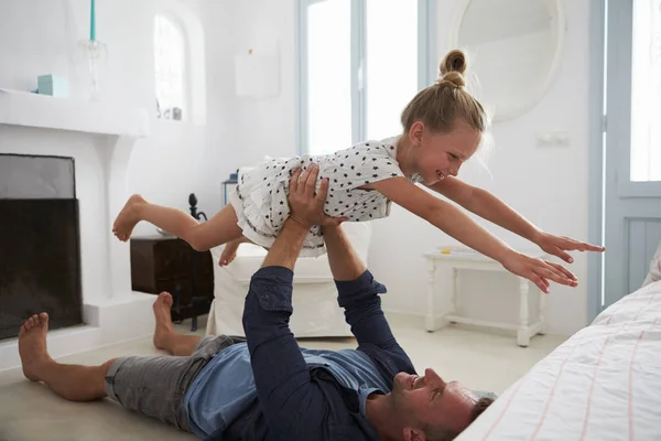 Vater hält Tochter an Händen — Stockfoto