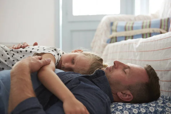 Padre e figlia sdraiati sul pavimento — Foto Stock