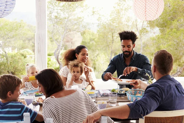 Famiglie che si godono il pasto all'aperto sulla terrazza — Foto Stock