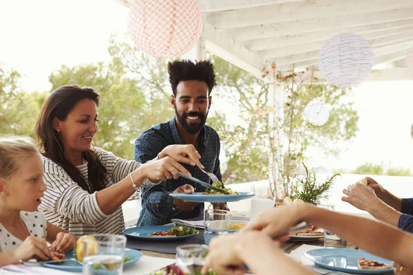 Famiglie che mangiano all'aperto — Foto Stock