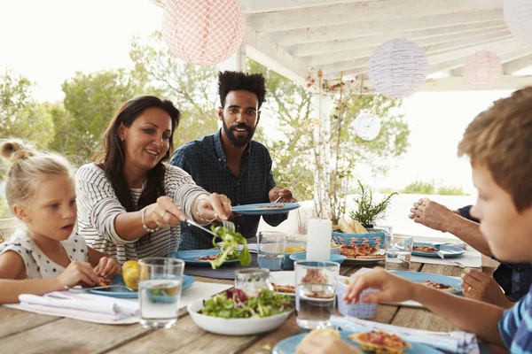 Familias en la terraza juntas — Foto de Stock