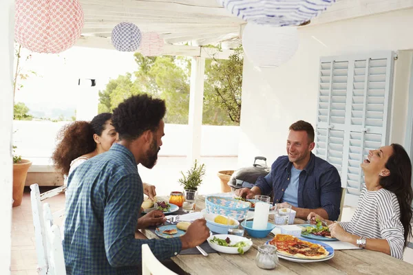 Freunde gemeinsam auf der Terrasse — Stockfoto