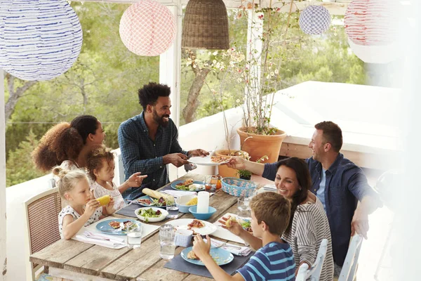 Famiglie con bambini seduti a tavola — Foto Stock