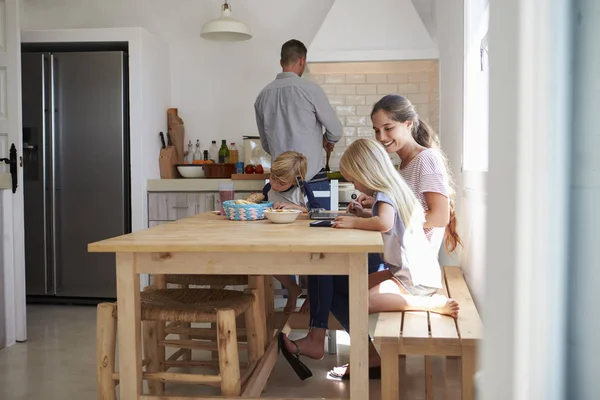 Kinderen tekenen aan de keukentafel — Stockfoto