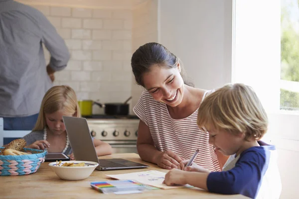 Kinderen tekenen aan de keukentafel — Stockfoto