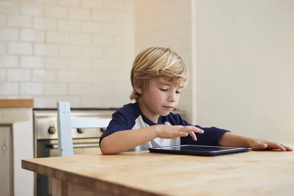 Junge benutzt Tablet-Computer — Stockfoto