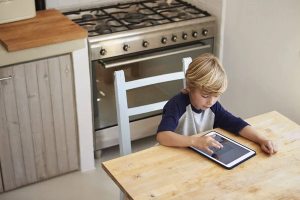 Menino usando computador tablet — Fotografia de Stock