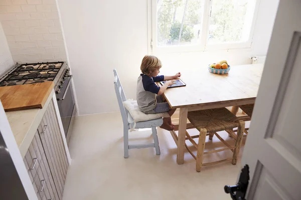 Niño usando tableta ordenador — Foto de Stock