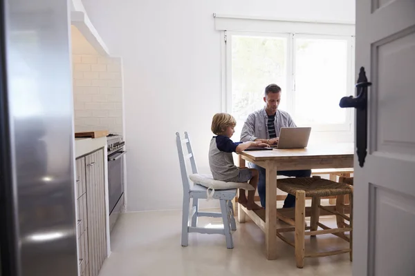 Pappa och son med datorer — Stockfoto