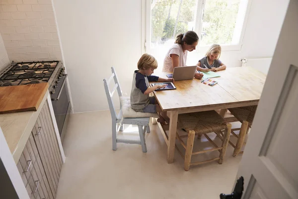 Mamá y los niños trabajando en la cocina — Foto de Stock