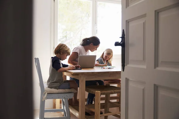 Mutter und Kinder arbeiten in der Küche — Stockfoto