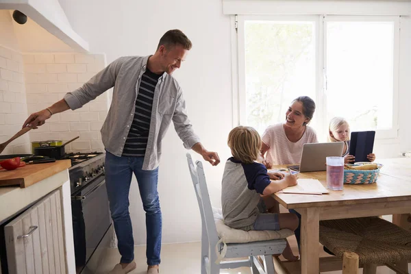 Mum sitting with kids at table — Stock Photo, Image