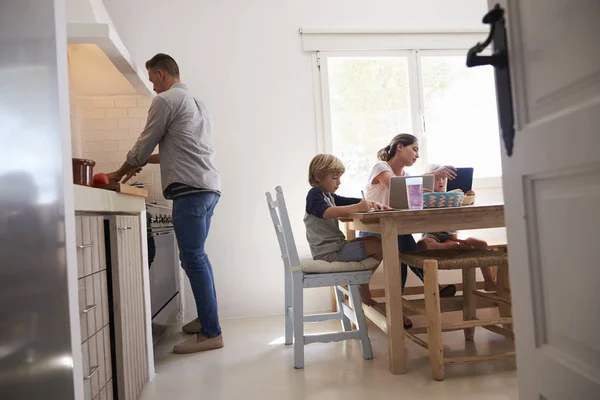 Mamá sentada con los niños en la mesa —  Fotos de Stock