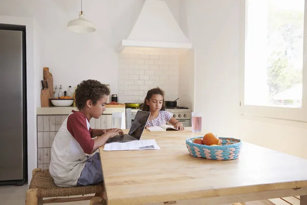 Hermano y hermana haciendo la tarea — Foto de Stock