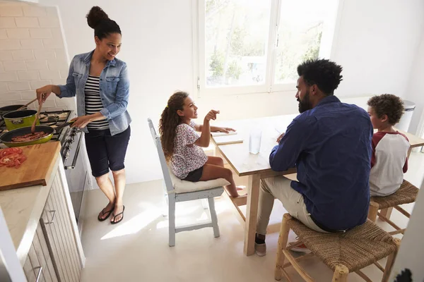 Tata stând cu copiii la masa de bucătărie — Fotografie, imagine de stoc