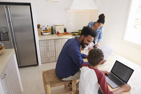 Les parents aident les enfants avec leurs devoirs — Photo