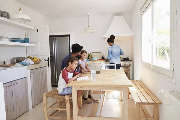 Папа сидит с детьми за кухонным столом — стоковое фото