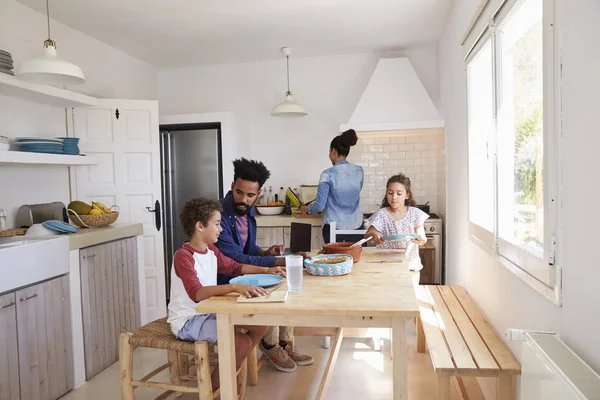 Menina colocando pratos na mesa — Fotografia de Stock