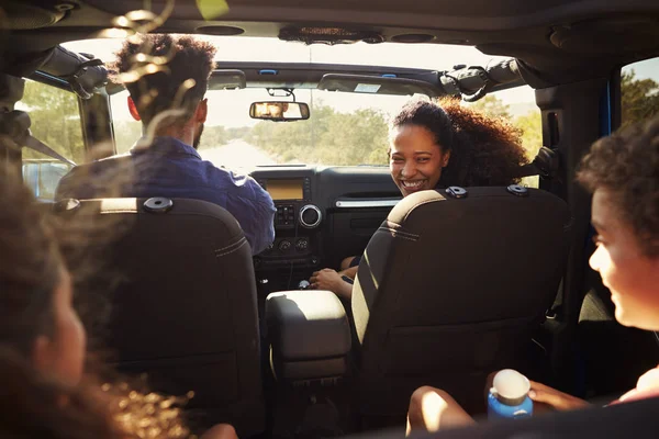 Familie im Auto unterwegs — Stockfoto