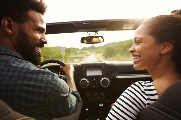 Pareja feliz conduciendo coche — Foto de Stock