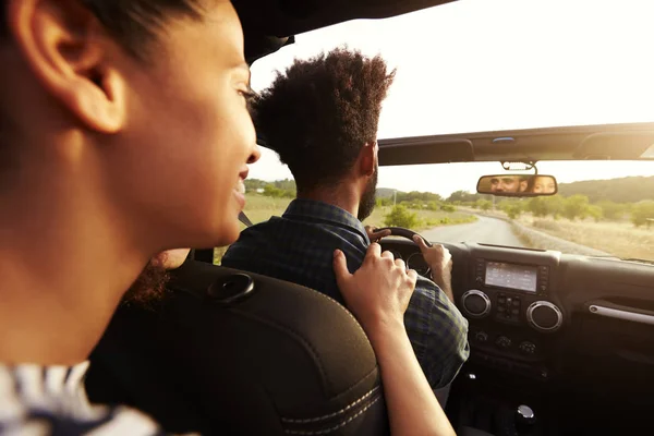 Pareja feliz conduciendo coche — Foto de Stock