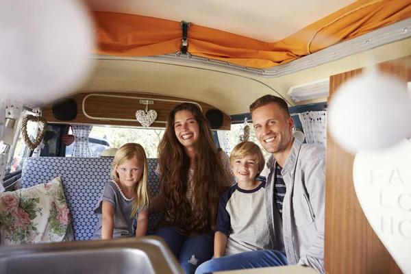 Familia sentada dentro autocaravana van — Foto de Stock