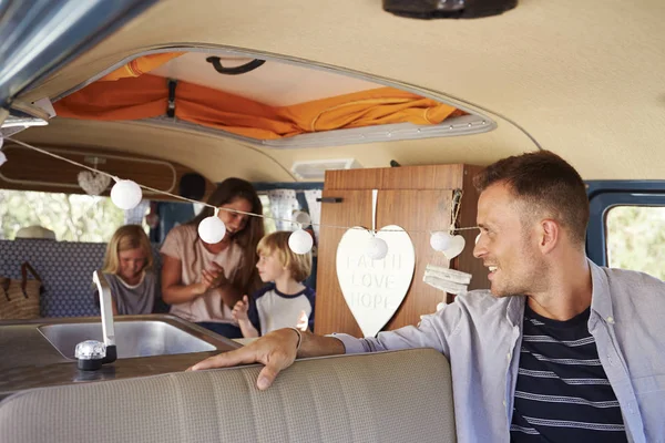 Camper van içinde oturan aile — Stok fotoğraf