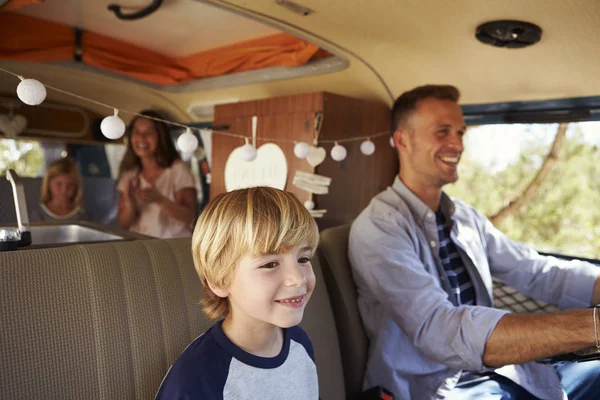 Papá conduciendo familia en caravana van — Foto de Stock