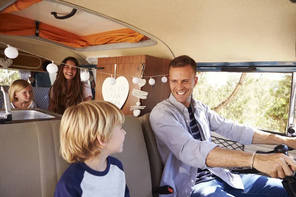 Vader familie rijden in kampeerauto — Stockfoto