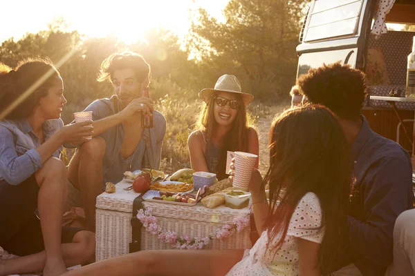 Amigos disfrutando de picnic al lado de autocaravana —  Fotos de Stock