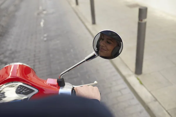 Femme équitation scooter moteur — Photo