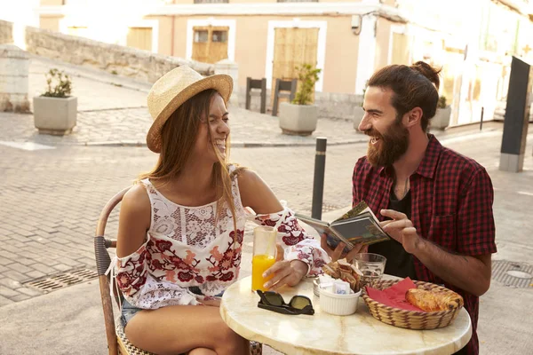 Riendo pareja mirándose el uno al otro —  Fotos de Stock