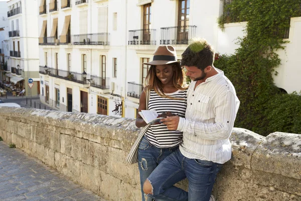 Pareja apoyada contra la pared —  Fotos de Stock