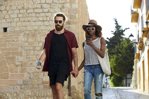 Op vakantie wandelen (echt) paar — Stockfoto